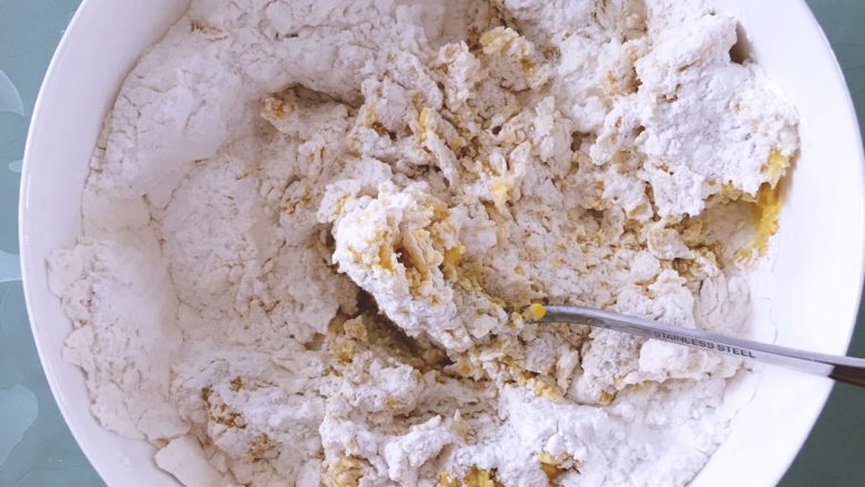 黄金玉米饼,加入<a style='color:red;display:inline-block;' href='/shicai/ 519'>面粉</a>、<a style='color:red;display:inline-block;' href='/shicai/ 520'>糯米粉</a>和<a style='color:red;display:inline-block;' href='/shicai/ 10588'>糖</a>，混合均匀成团。<a style='color:red;display:inline-block;' href='/shicai/ 10588'>糖</a>的量可以依据玉米的甜度增减，也可以不加。