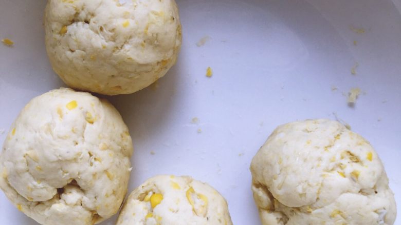 黄金玉米饼,面糊均匀的分份揉成团