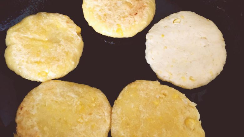 黄金玉米饼,平底锅放入油小火烧热，将小面团压成饼放入锅中