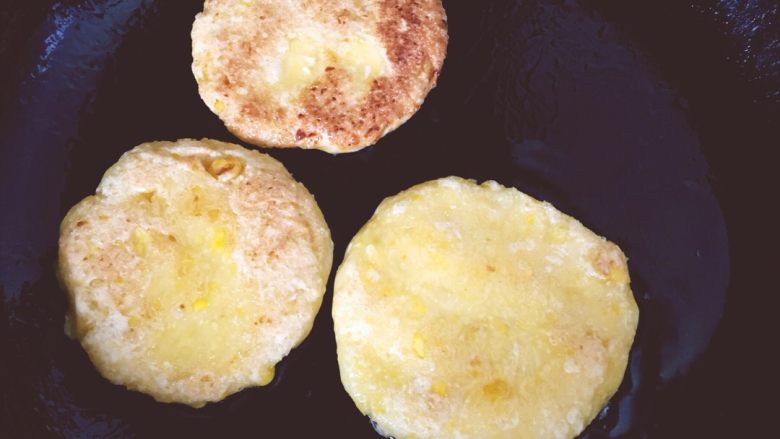 黄金玉米饼,玉米饼两面煎至金黄即可出锅