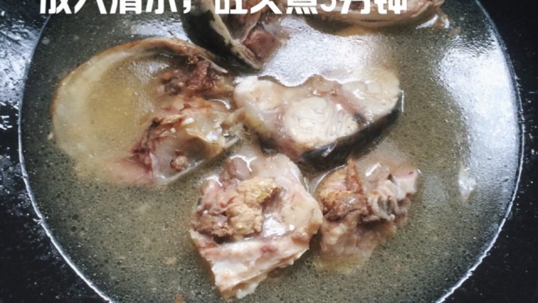 鱼头红枣淮山……汤,放入清水,旺火煮5分钟……