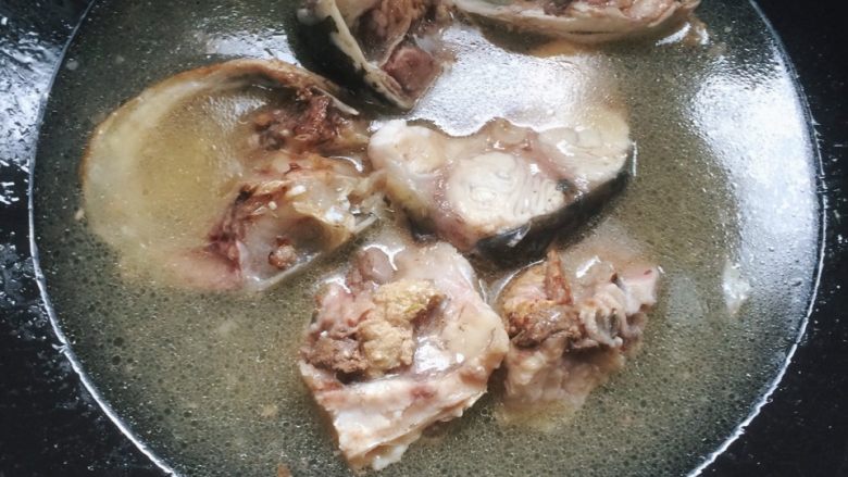 红枣鱼头汤,放入适量清水,旺火煮4分钟……