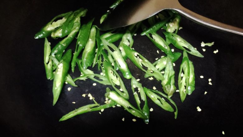 爆炒腰花,四川喜欢先蒋辣椒炒一下,炒至焦香味