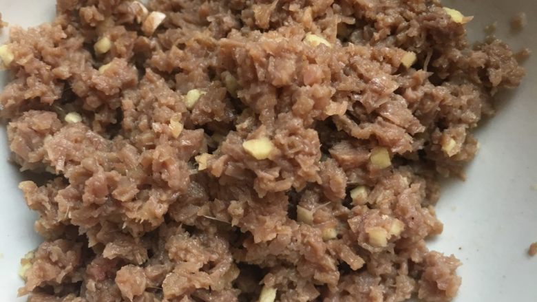 葱油五彩牛肉蒸茄子,把焖熟<a style='color:red;display:inline-block;' href='/shicai/ 216'>牛肉</a>剁泥和<a style='color:red;display:inline-block;' href='/shicai/ 2800'>生姜</a>泥搅拌均匀，加入适量黄酒和盐。