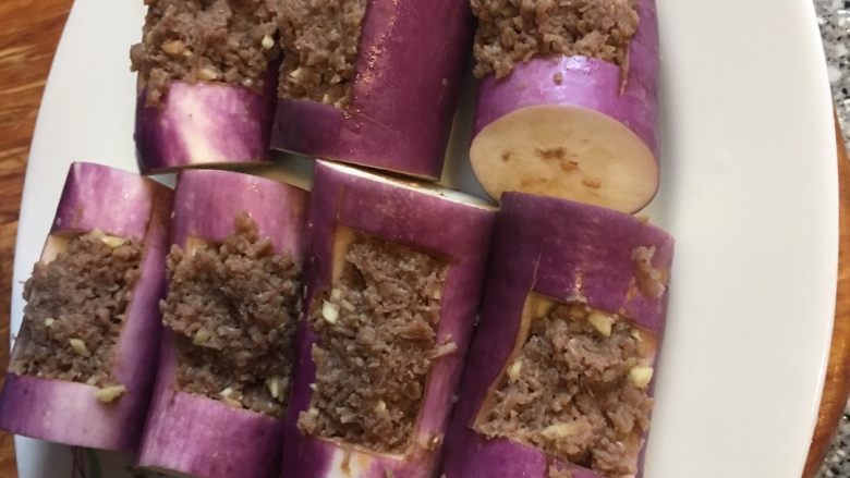 葱油五彩牛肉蒸茄子,把牛肉生姜泥填入茄子口。