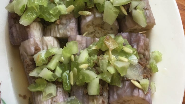 葱油五彩牛肉蒸茄子,上面铺黄瓜丁。
