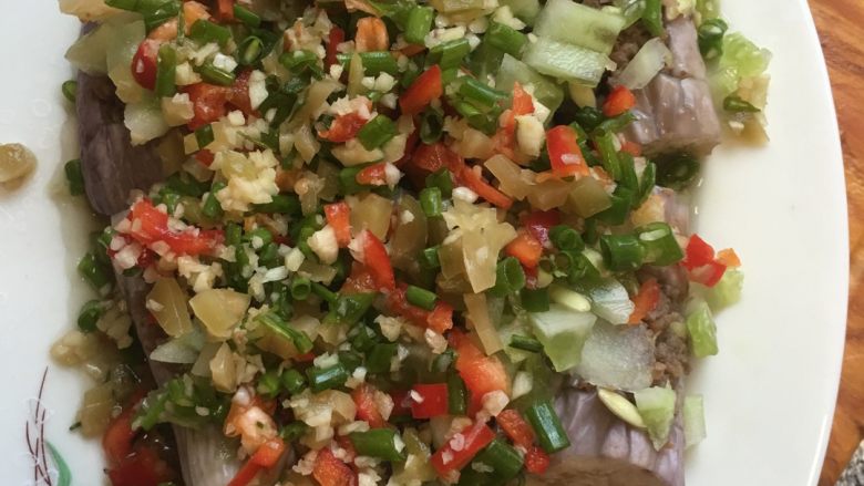 葱油五彩牛肉蒸茄子,再铺红椒、大蒜、小葱、榨菜。