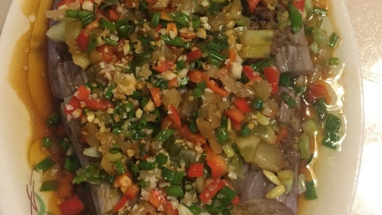 葱油五彩牛肉蒸茄子,在上面均匀撒酱油。