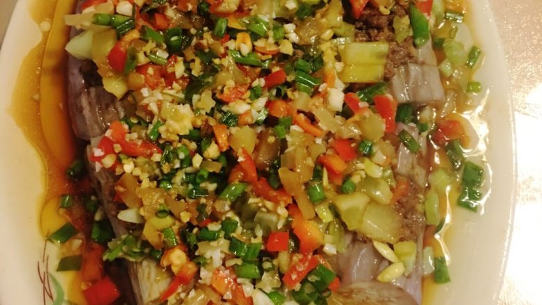 葱油五彩牛肉蒸茄子,锅里烧热油后,用热油淋上即可。