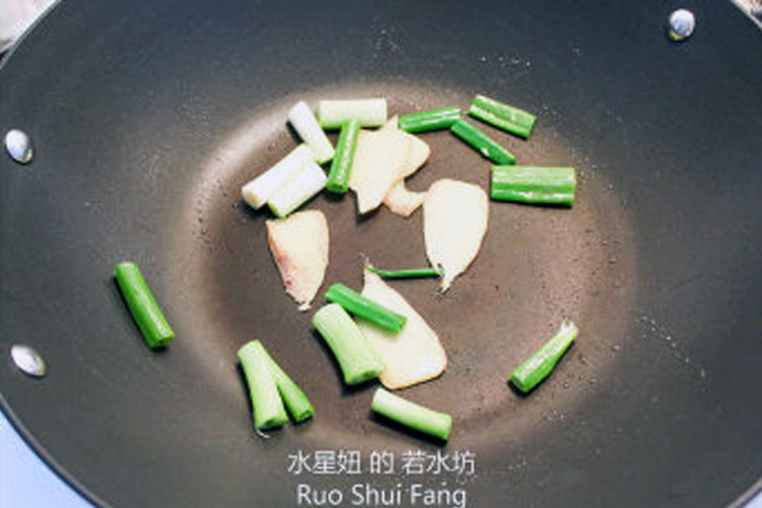 三杯花枝,锅里加少许油,大火将葱姜炒出香味