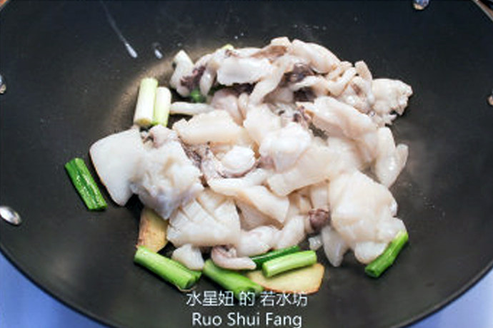 三杯花枝,加入墨鱼,翻炒出水,肉质变紧实