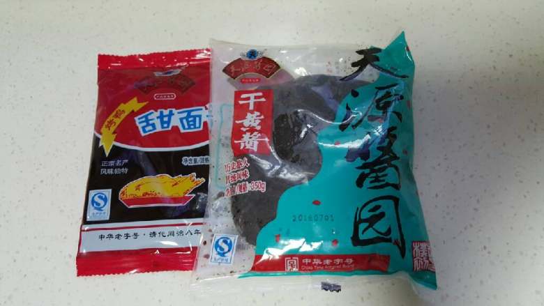 老北京炸酱面,准备天源干黄酱，<a style='color:red;display:inline-block;' href='/shicai/ 712'>甜面酱</a>