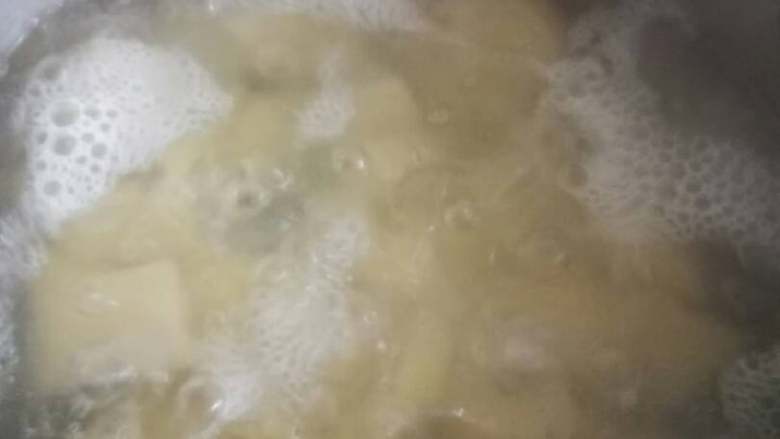 孜然土豆虾,把土豆在水里煮开,水里放点盐,煮开后煮五分钟。