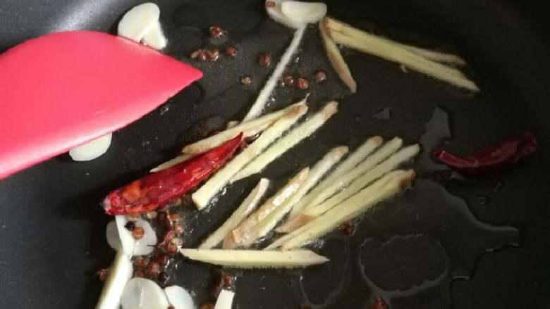 孜然土豆虾,另起油锅,可多放点油,我放得有点少了,下蒜姜辣椒花椒煸炒出香味