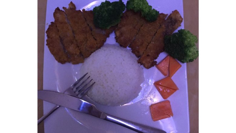 猪扒饭,冷藏好了,把肉放在另一个鸡蛋里,然后在裹淀粉,然后再发鸡蛋里裹,之后在放入<a style='color:red;display:inline-block;' href='/shicai/ 588'>面包糠</a>裹上一层