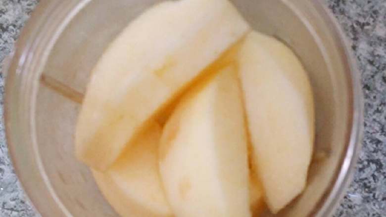 鲜姜橘子苹果汁,苹果去皮，去核切块快速放入淡盐水中，可以防止苹果变色。