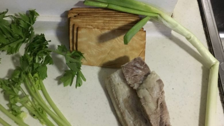 豆腐芹菜回锅肉,准备以上材料，买肉要买肥肉夹着瘦肉，瘦肉中又夹着肥肉（咳咳），然后过水哦……