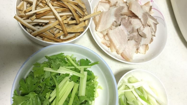 豆腐芹菜回锅肉,<a style='color:red;display:inline-block;' href='/shicai/ 470'>豆腐干</a>切条，<a style='color:red;display:inline-block;' href='/shicai/ 125'>芹菜</a>切断，<a style='color:red;display:inline-block;' href='/shicai/ 428'>五花肉</a>切片，厚薄匀均哦！<a style='color:red;display:inline-block;' href='/shicai/ 138'>大葱</a>削片