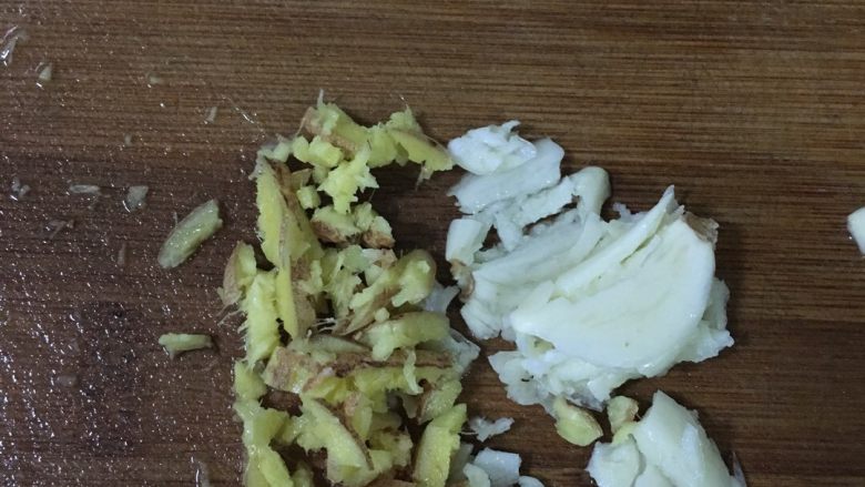 豆腐芹菜回锅肉,准备姜葱