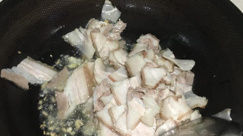 豆腐芹菜回锅肉,倒油，放姜蒜，再放五花肉