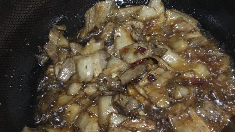 豆腐芹菜回锅肉,把肉煎得差不多了，再放豆瓣酱，放豆油