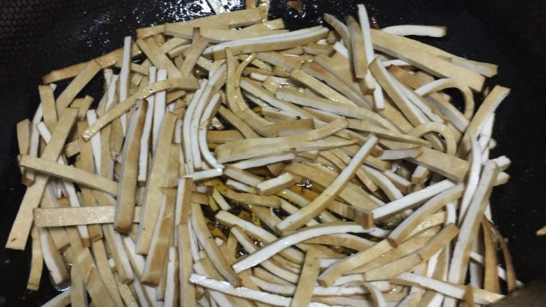 豆腐芹菜回锅肉,肉煎好起盘，再放豆腐干，加点盐