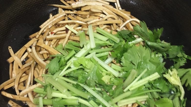 豆腐芹菜回锅肉,豆腐干煎出香味后放芹菜