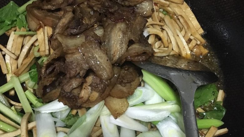 豆腐芹菜回锅肉,芹菜放了，再放大葱和刚刚煎好的肉肉再放鸡精
