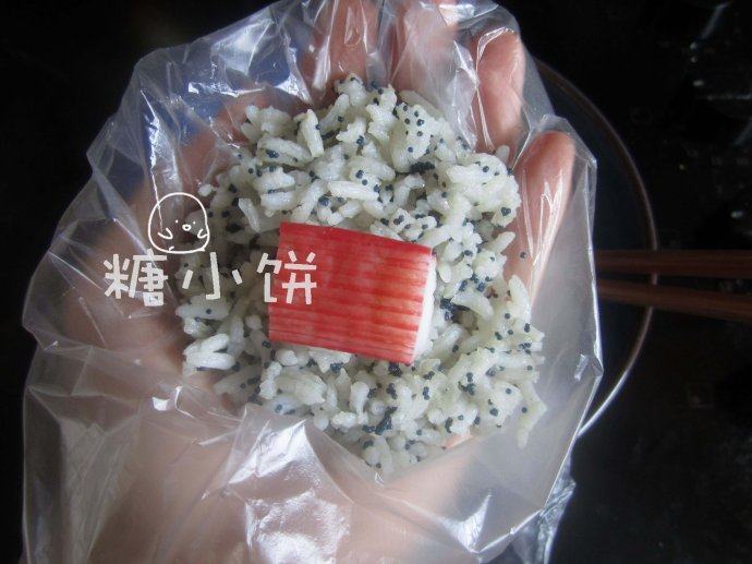 鱼籽三角饭团,4.蟹肉棒1根一切为三,取其中一小段放在米饭中央
馅料可以选择任何自己喜欢的材料:肉松、火腿肠、梅子等。