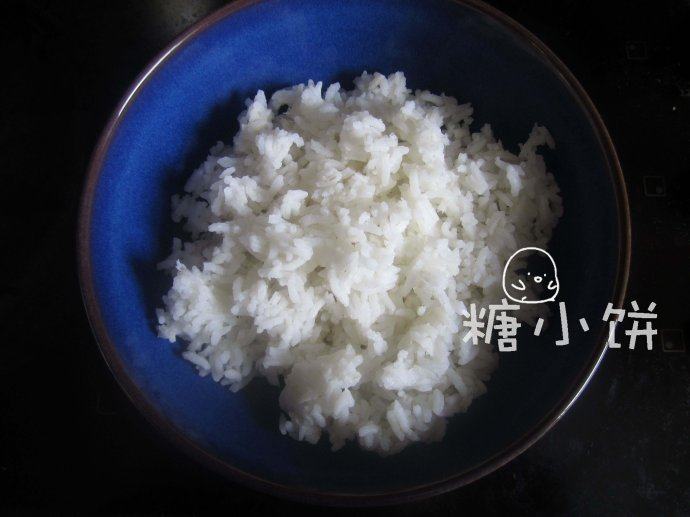鱼籽三角饭团,1.米饭提前一夜淘洗干净,可以提前煮熟
也可以利用电饭煲或者电高压锅的预约功能定时到第二天起床前煮熟
煮熟以后搅散,加寿司醋拌匀(没有寿司醋的话可以按盐、糖、醋1∶5∶10的比例调制)