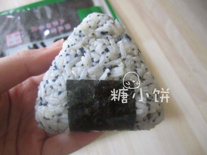 鱼籽三角饭团,寿司紫菜剪成小片,在饭团底部表面稍微抹一点点凉开水,贴上紫菜片即可