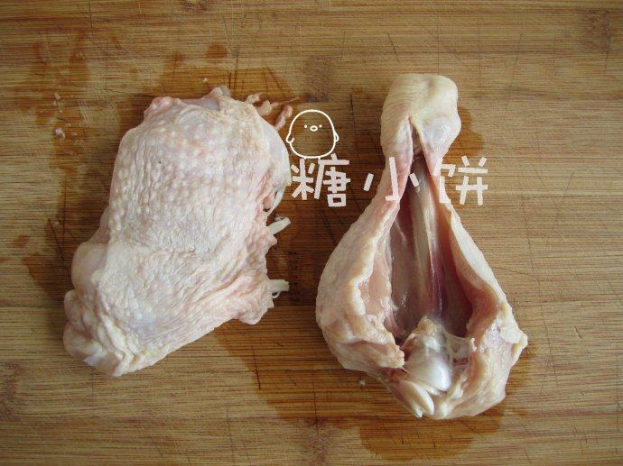 盐焗风味烤去骨鸡腿排,鸡腿洗净,去骨。