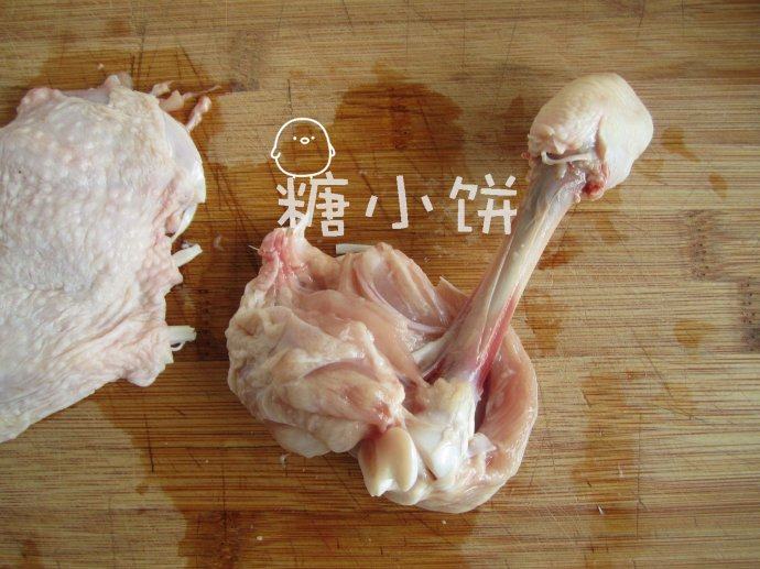 盐焗风味烤去骨鸡腿排,把连着骨头的筋剪断,沿着骨头把肉剥出来即可