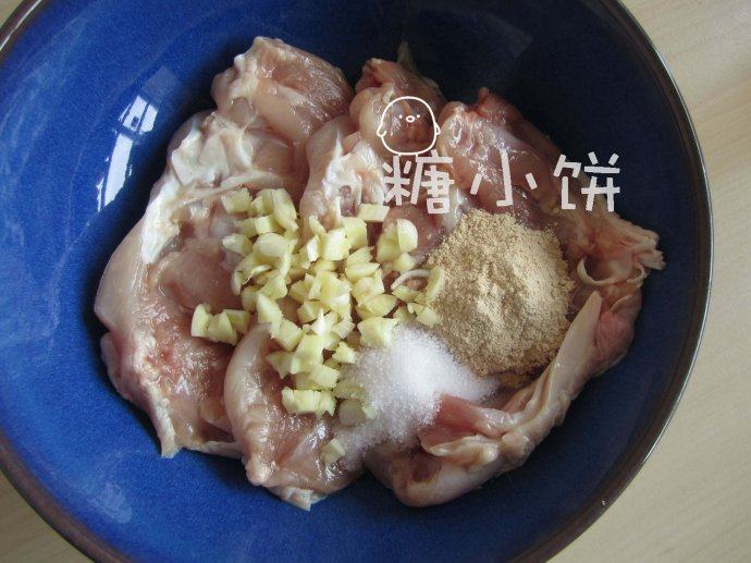 盐焗风味烤去骨鸡腿排,蒜切丁,加沙姜粉1/2汤匙,盐2/3茶匙,糖一小撮,现磨粗粒黑胡椒一小撮,花雕酒1/2汤匙