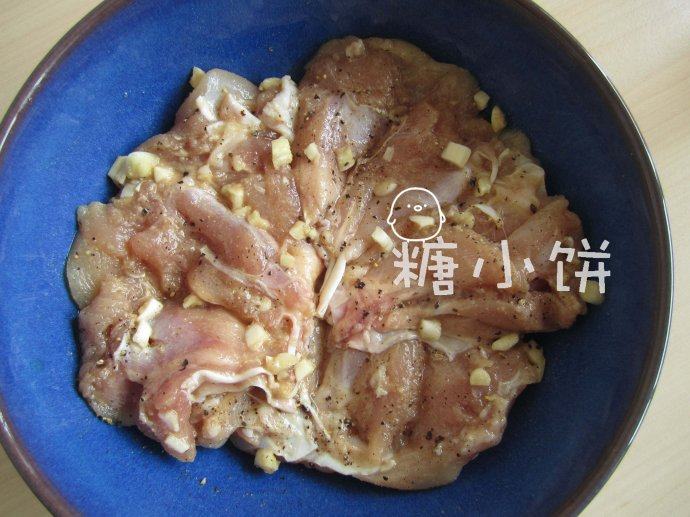 盐焗风味烤去骨鸡腿排,所有调味料和去骨的鸡腿肉放在一起抓匀揉捏几分钟,盖好保鲜膜腌制半个小时