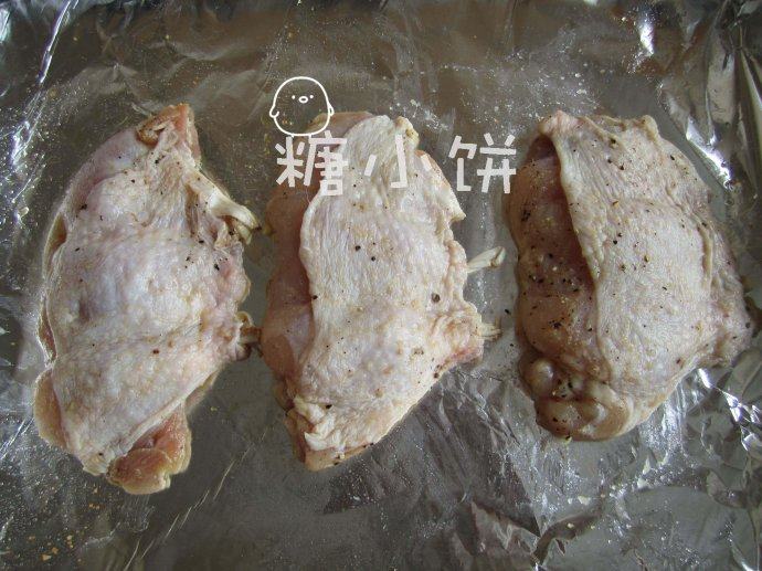 盐焗风味烤去骨鸡腿排,烤盘上铺上锡纸,锡纸上刷一层油,把腌好的鸡腿肉铺在上面(表皮朝上)
