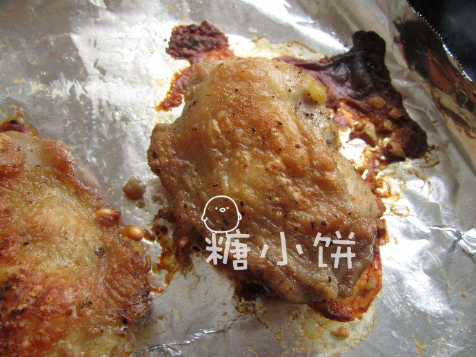 盐焗风味烤去骨鸡腿排,送入预热好180摄氏度的烤箱中上层,烤至表皮金黄后翻面再烤15分钟即可