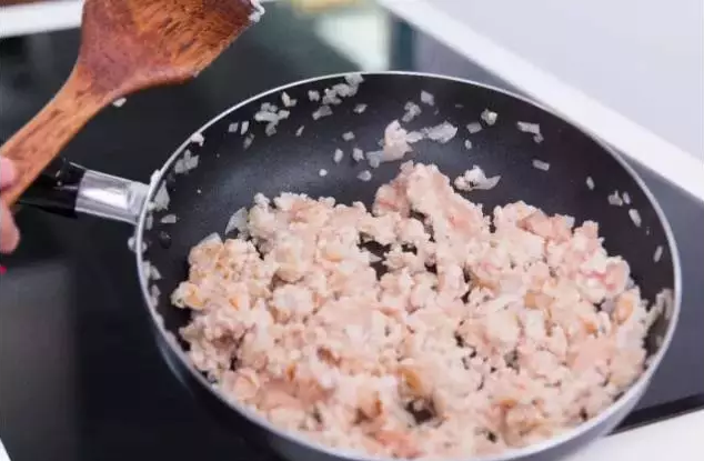 芝士肉酱薯条,制作鸡肉辣酱,用中高火烧热锅,加少许油炒香<a style='color:red;display:inline-block;' href='/shicai/ 6559'>蒜蓉</a>及洋葱。然后加入鸡肉。炒至至金黄色。
