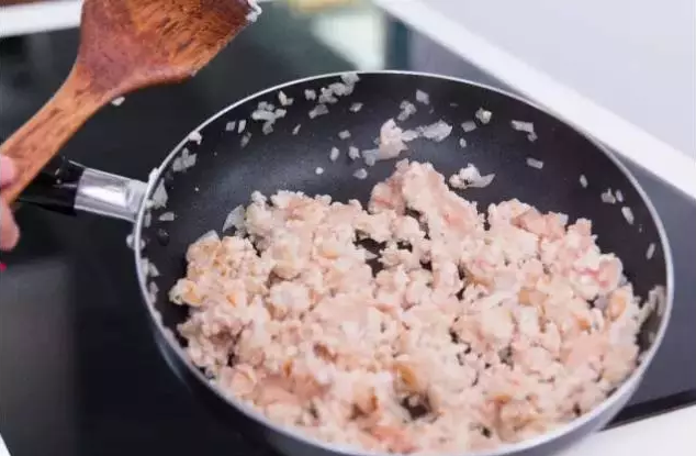 芝士肉酱薯条,制作鸡肉辣酱，用中高火烧热锅，加少许油炒香<a style='color:red;display:inline-block;' href='/shicai/ 6559'>蒜蓉</a>及洋葱。然后加入鸡肉。炒至至金黄色。