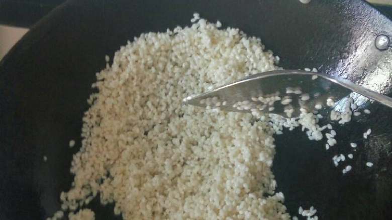 安庆炒米,糯米倒进去,一直用中火不停翻炒,不然会焦