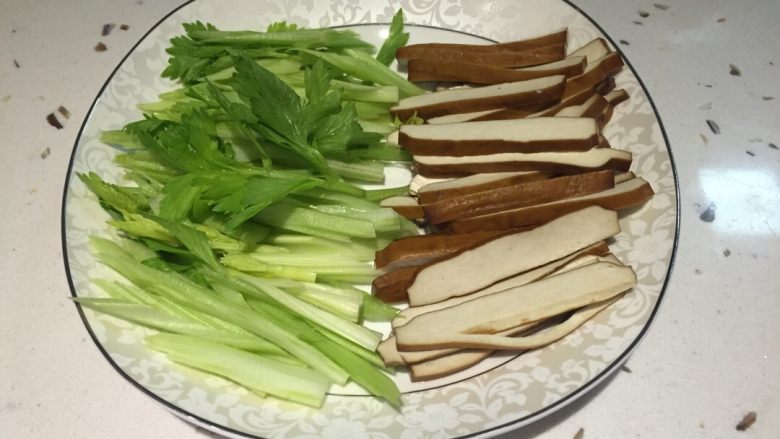 芹菜炒豆干,哈哈、其实我想告诉大家、这是我昨晚新学的一道菜、试验成功、分享给大家🌸



1.<a style='color:red;display:inline-block;' href='/shicai/ 5879'>豆干</a>、<a style='color:red;display:inline-block;' href='/shicai/ 125'>芹菜</a>洗净装盘。

2.锅里放少许油，烧至7分热下<a style='color:red;display:inline-block;' href='/shicai/ 125'>芹菜</a>、翻炒30秒、在下<a style='color:red;display:inline-block;' href='/shicai/ 5879'>豆干</a>

3.放盐、起锅。

相当简单又很健康的一道菜😛