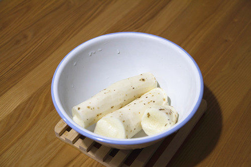 山药红枣粥,<a style='color:red;display:inline-block;' href='/shicai/ 28'>山药</a>去皮，切滚刀块。