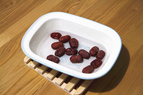 山药红枣粥,<a style='color:red;display:inline-block;' href='/shicai/ 2470'>红枣</a>泡发后掰开。