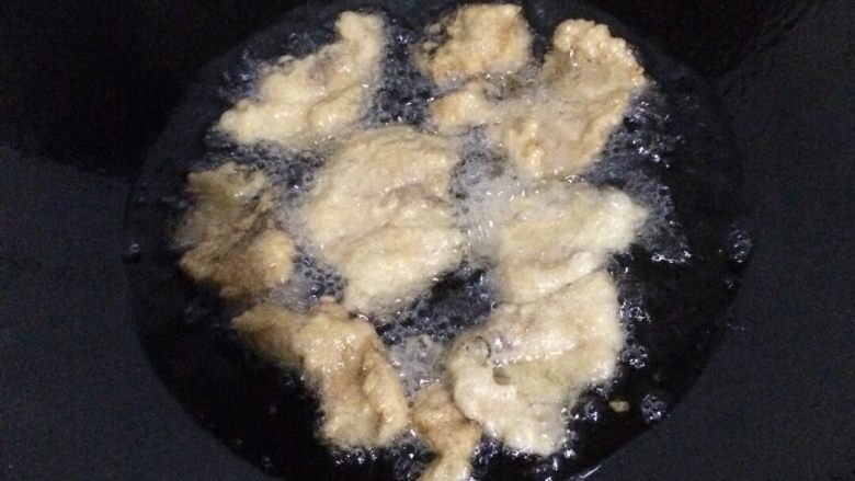 蒜香鱼片,然后就是把把锅烧热下油,大火烧热后转小火下去炸