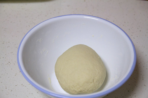 韭菜盒子,<a style='color:red;display:inline-block;' href='/shicai/ 519'>面粉</a>加开水,一边用筷子搅成絮状。再逐渐加入冷水,和成比较柔软的面团,醒30分钟。