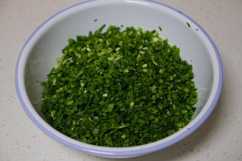 韭菜盒子,<a style='color:red;display:inline-block;' href='/shicai/ 116'>韭菜</a>择洗干净,晾干水分,再切碎。