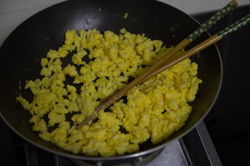 韭菜盒子,<a style='color:red;display:inline-block;' href='/shicai/ 9'>鸡蛋</a>打散,加料酒和清水,热锅放油,直接用筷子炒散,盛出,放入韭菜里。