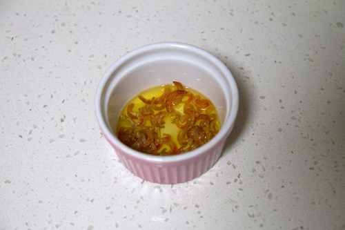 韭菜盒子,海米用黄酒泡发,也放入韭菜里