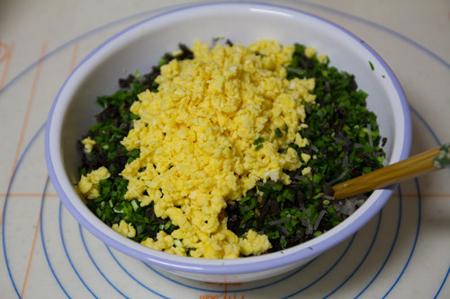 韭菜盒子,馅料加适量<a style='color:red;display:inline-block;' href='/shicai/ 5506'>麻油</a>拌匀,再加食用油拌匀,先不要放盐,等到做盒子的时候再放入盐。