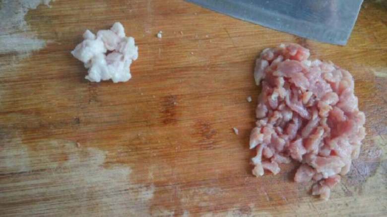 青椒肉丝,精<a style='color:red;display:inline-block;' href='/shicai/ 6081'>肉</a>肥<a style='color:red;display:inline-block;' href='/shicai/ 6081'>肉</a>分开切成小块